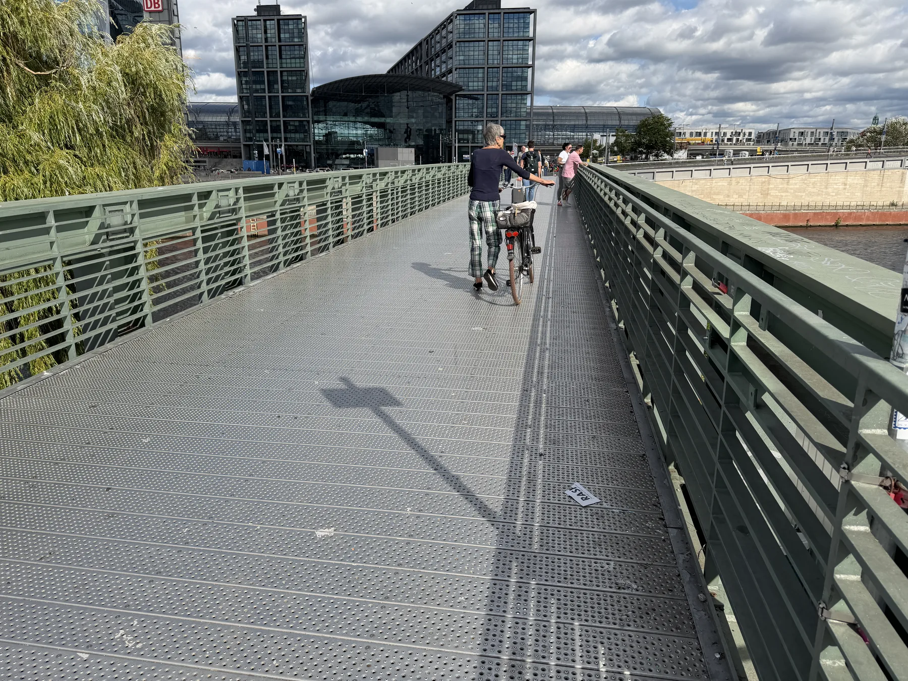 Fahrradfahrerin auf einer Berliner Brücke mit Blechprofilrostbelag