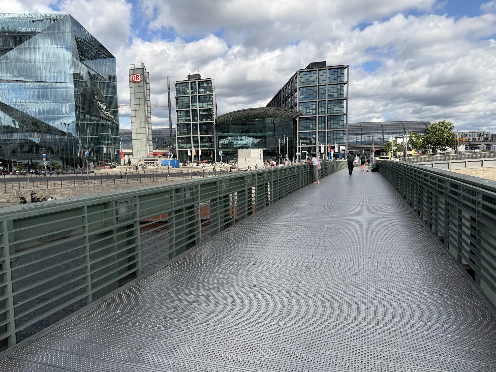 Gustav-Heinemann-Brücke am Berliner Hauptbahnhof mit Blechprofilrostbelag