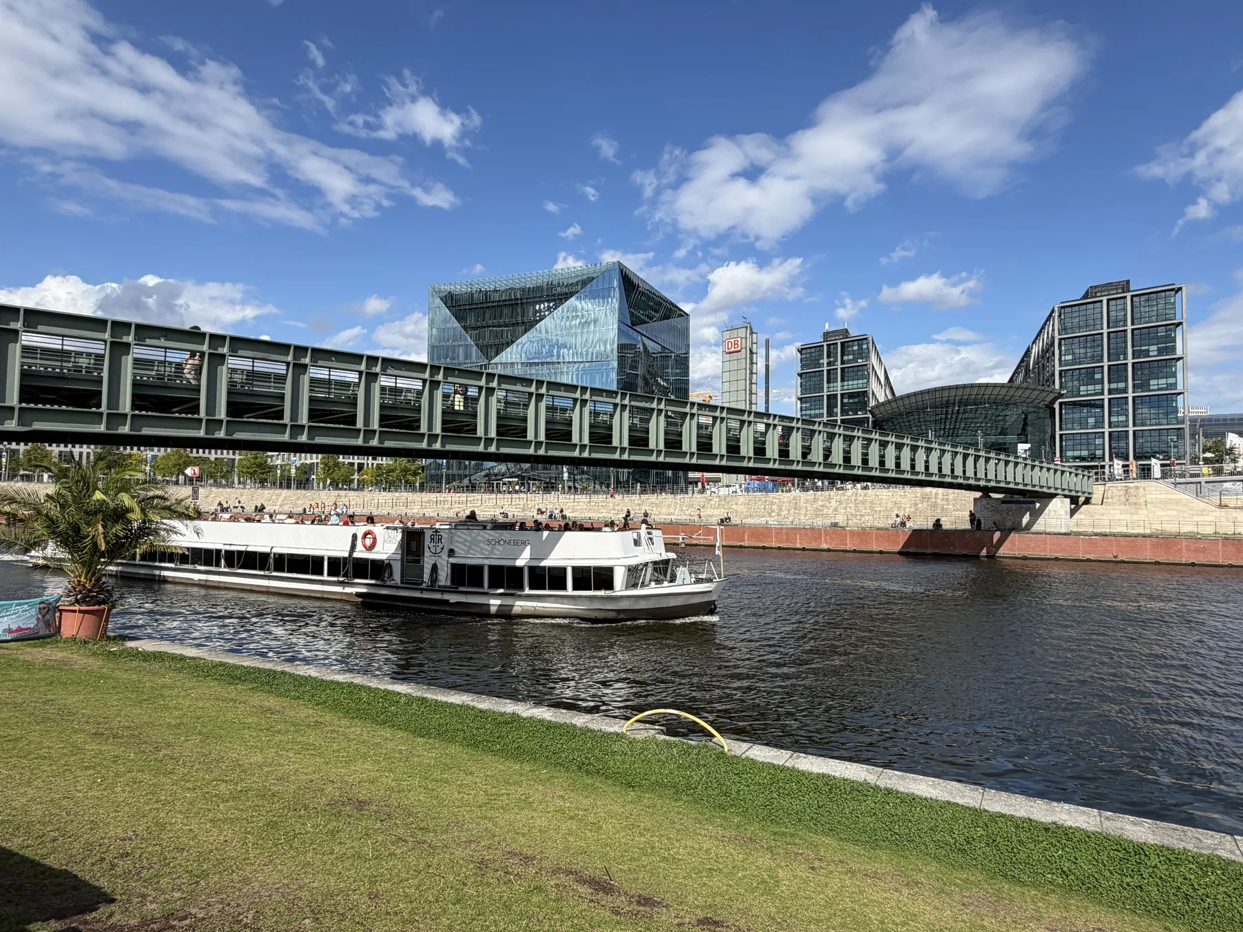 Seitenansicht der Gustav-Heinemann-Brücke über die Spree in Berlin