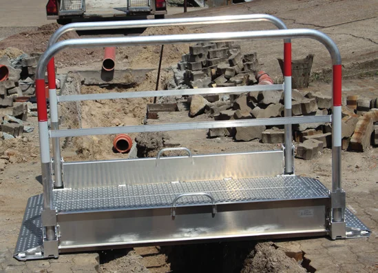 Grabenbrücke frontal über einem Baustellengraben