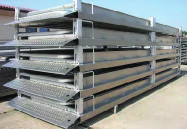 Mehrere flach gestapelte Aluminium Grabenbrücken