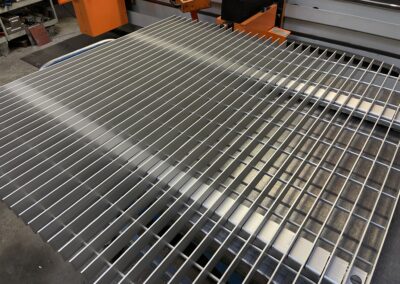 Deckenmodul aus Aluminium Gitterrosten vor der Montage