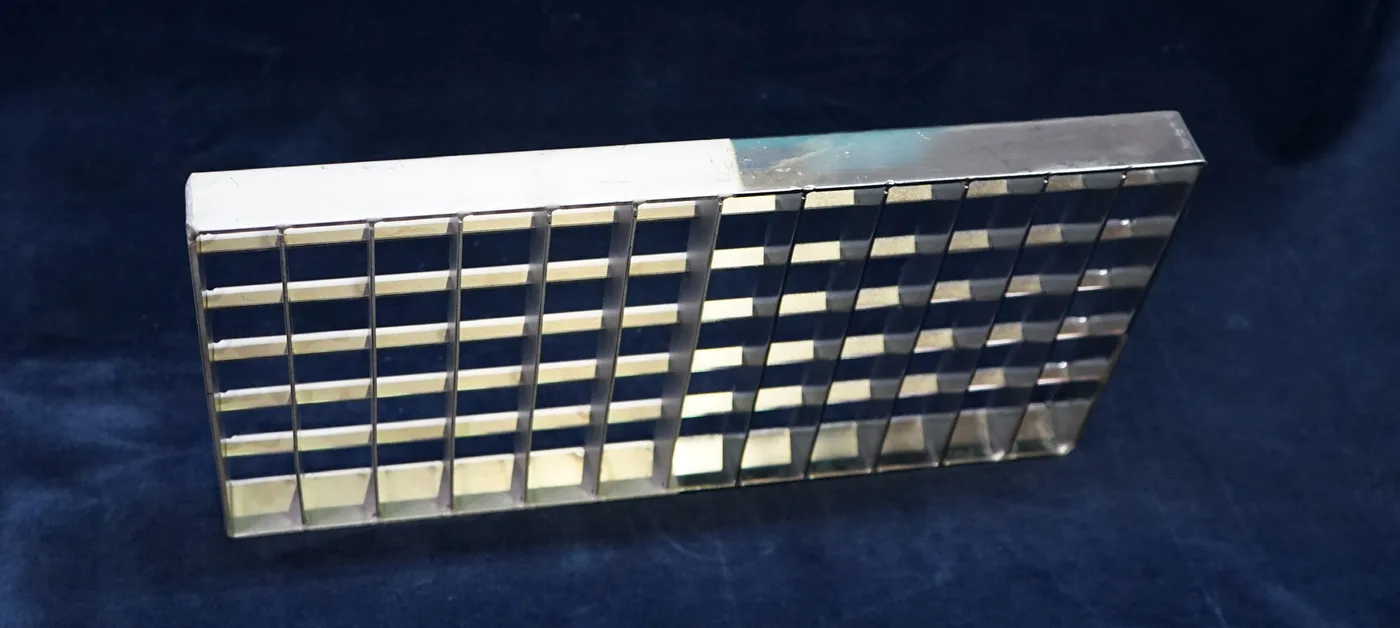 Edelstahl Pressrost mit quadratischer Masche und Flacheinfassung