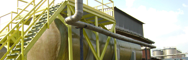Gelbe GFK Gitterroste als Laufwege und Treppen in einer Industrieanlage