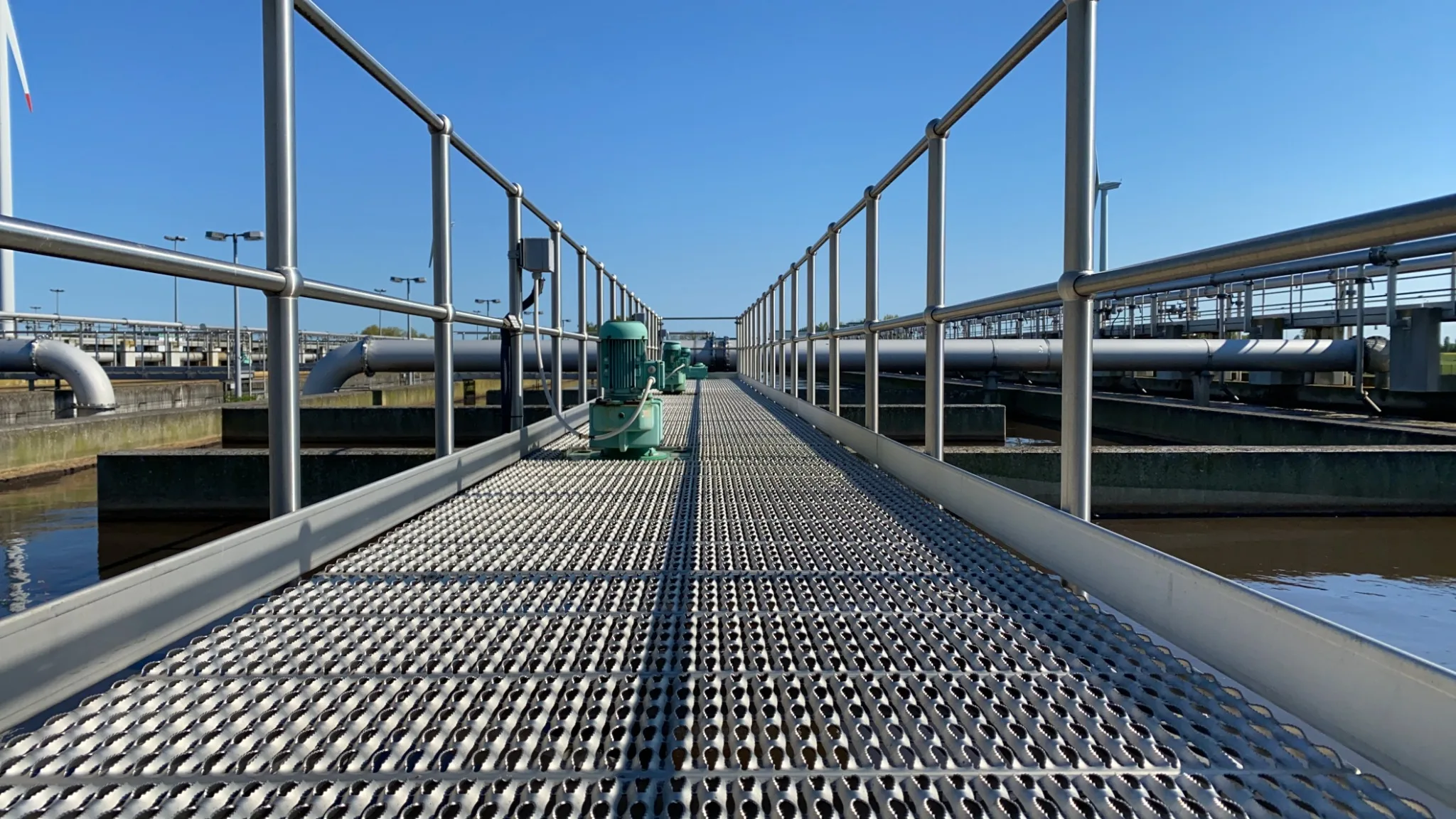 Industrie Laufsteg aus rutschhemmendem Blechprofilrost Stabil in einer Kläranlage