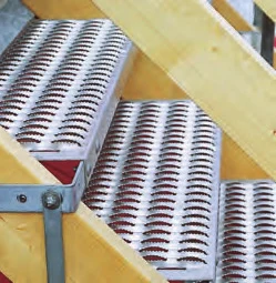 Detail der profilierten Aluminiumstufen mit Stabil-Prägung.