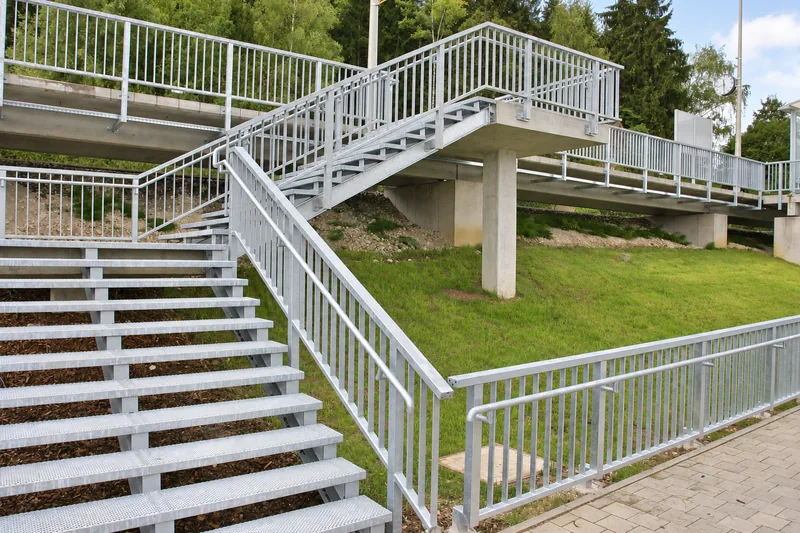 Bahnhofstreppe mit Metallstufen und Geländer