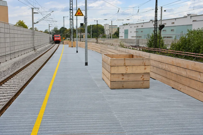 Bahnsteig mit Blechprofilrostbelag