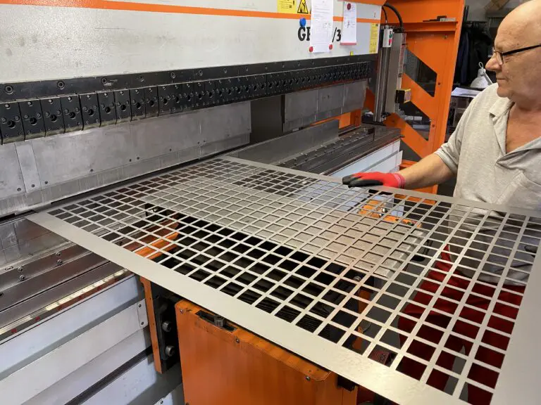 Bearbeitung eines Metallblechs an einer Abkantpresse in der rotec Werkstatt